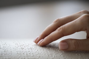 mano che legge braille